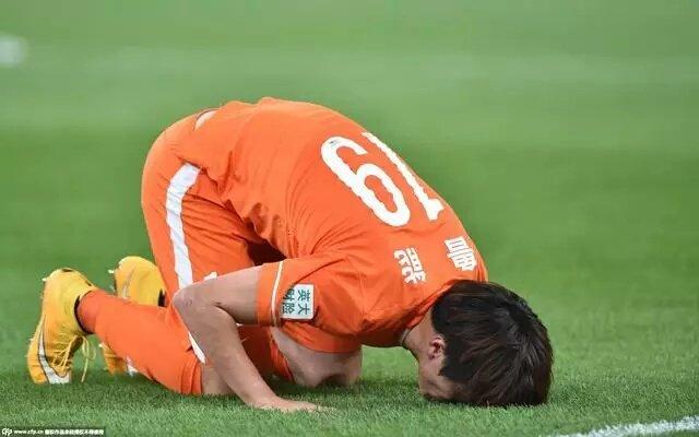 包含争议裁判成为焦点，足球界呼吁提高职业素养的词条